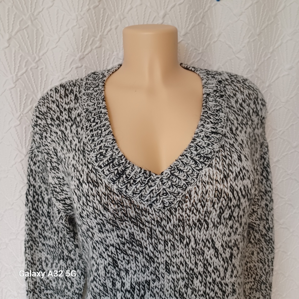 Victoria's Secret Women Size S Black and White V-Neck Sweater - Picture 5 of 13